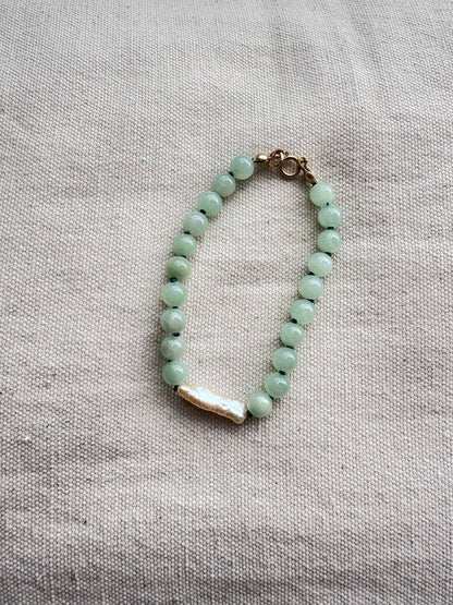 Pale Green Bowenite & Biwa Bracelet
