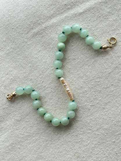 Pale Green Bowenite & Biwa Bracelet